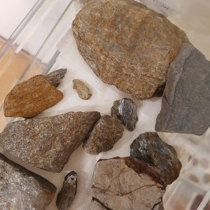 Minerales encima de mesa de cristal