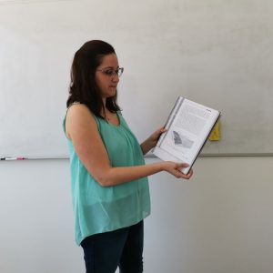 Centro de estudios Martínez - Raquel enseñando apuntes de un cuaderno