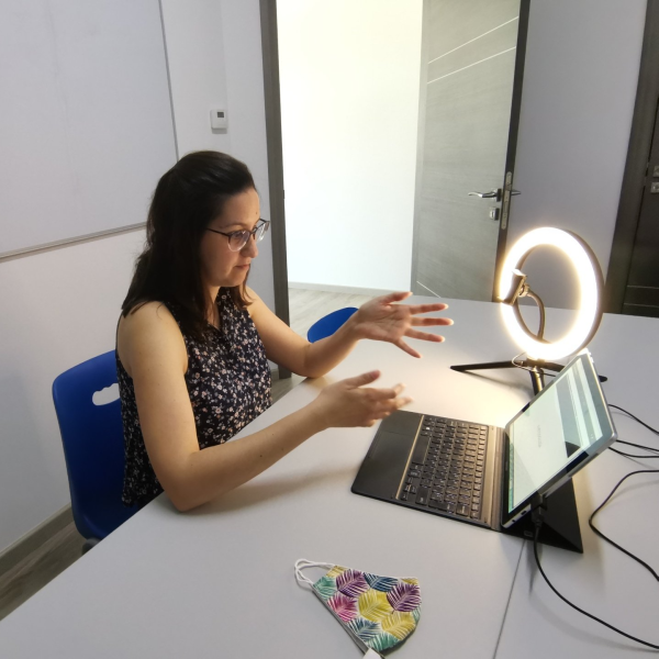 Centro de estudios Martínez - Raquel atenta a la pantalla de su portátil