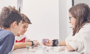 Centro de estudios Martínez - niños aprendiendo sobre minerales